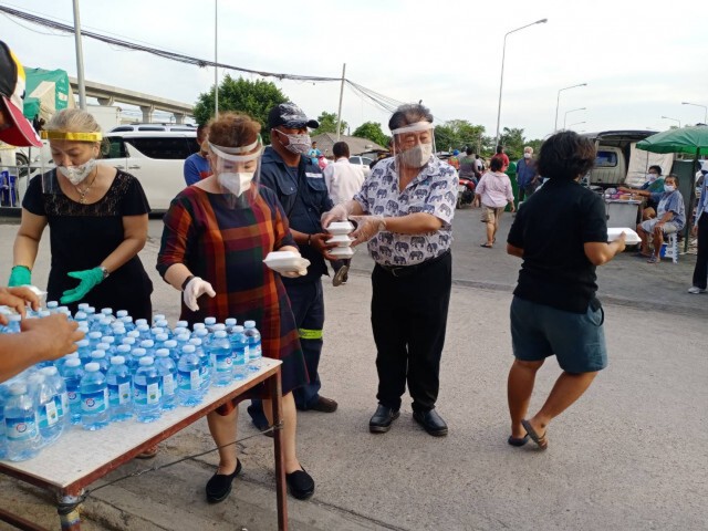 ประธานบริษัทเอ็มวีฯแจกข้าวกล่องชุมชนหัวรถจักรตึกแดง