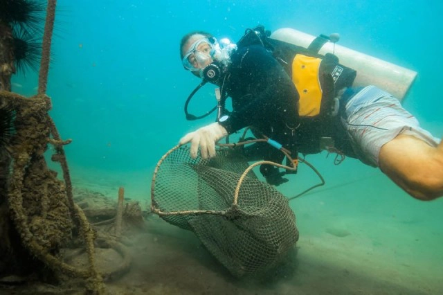 ขยะใต้ "ทะเลพีพี" ครึ่งตัน ตั้งแต่ขวดแก้วยันยางรถยนต์