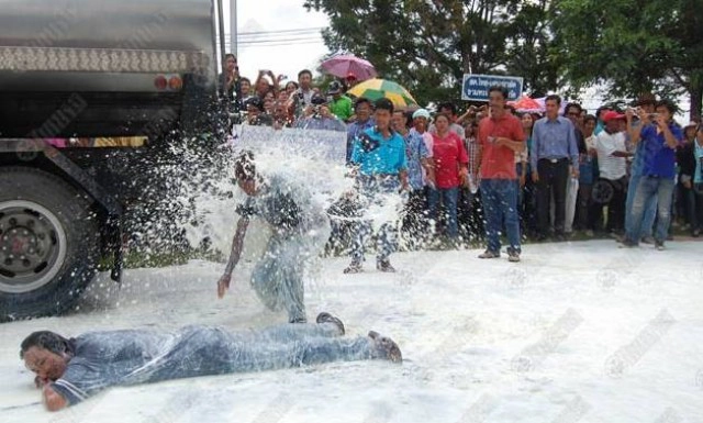 นัดเทนม! เกษตรกรโคนม เหลืออดหลังมิลค์บอร์ด เมินแก้ปัญหา