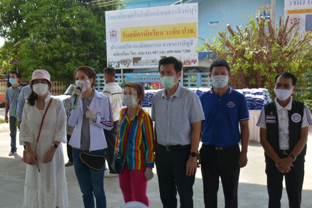3 ส.ส.พรรคพลังประชารัฐ-ชาวตลาดสิงห์บุรี มอบข้าวสารช่วยผู้ได้รับผลกระทบจากโควิด-19