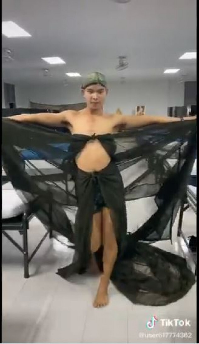 ลีลาสุดปัง!! "ทหารหนุ่ม"ใส่มุ้ง แทนชุดราตรี