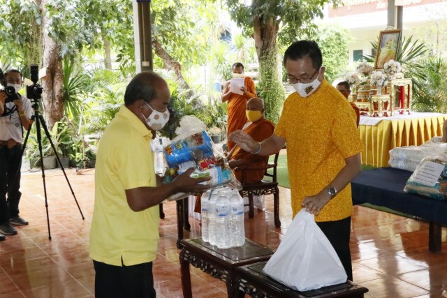 คณะสงฆ์ธรรมยุติ มอบถุงยังชีพให้ผู้ได้รับผลกระทบโควิด-19