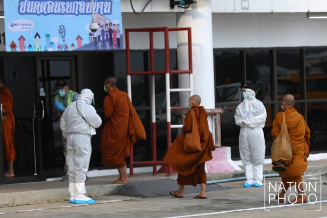 ถึงไทยแล้ว! คณะพระสงฆ์-แม่ชี หลังไปแสวงบุญ ที่เมืองพุทธคยา อินเดีย