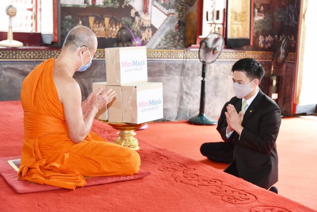 "ดร.อิสระ" ผลิตหน้ากากรุ่นพิเศษ MiniMonk ถวายสามเณรพื้นที่ภาคเหนือ