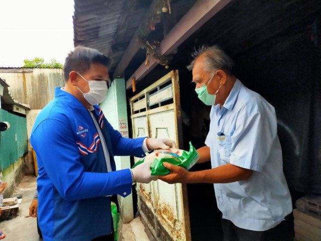 "สิระ" ไม่ท้อ! เดินหน้าเคาะประตูบ้านแจกข้าวสาร ลั่นขอทำหน้าที่ให้สมกับเงินเดือน