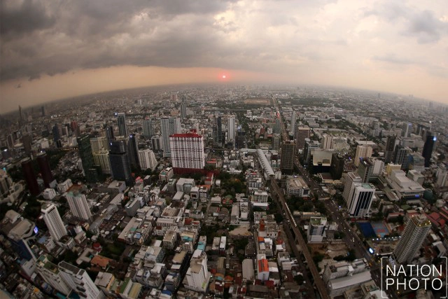 บรรยากาศยามเย็น! เมืองกรุงเทพฯ จากชั้น 81 โรงแรมใบหยกสกาย