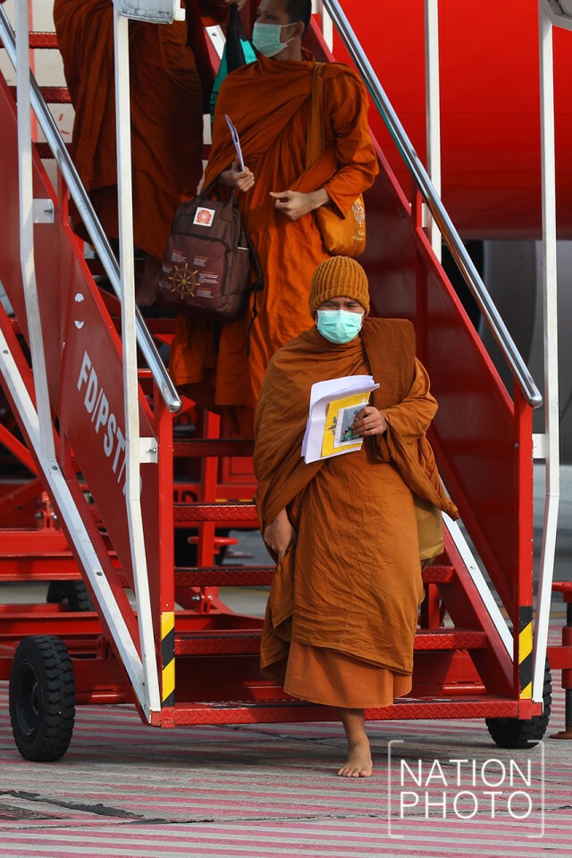 ถึงไทยแล้ว! คณะพระสงฆ์-แม่ชี หลังไปแสวงบุญ ที่เมืองพุทธคยา อินเดีย