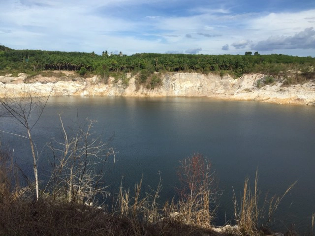 มท.2 ดูพื้นที่ภัยแล้งสุราษฎร์ฯ ผันน้ำจากเหมืองแร่เก่าช่วยชาวบ้าน