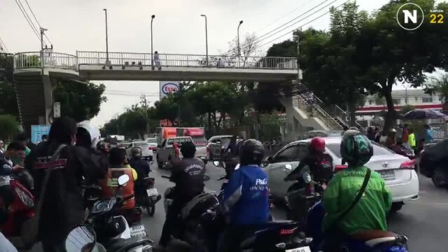 หนุ่ม รปภ.เครียดตกงาน พยายามกระโดดสะพานลอยฆ่าตัวตาย
