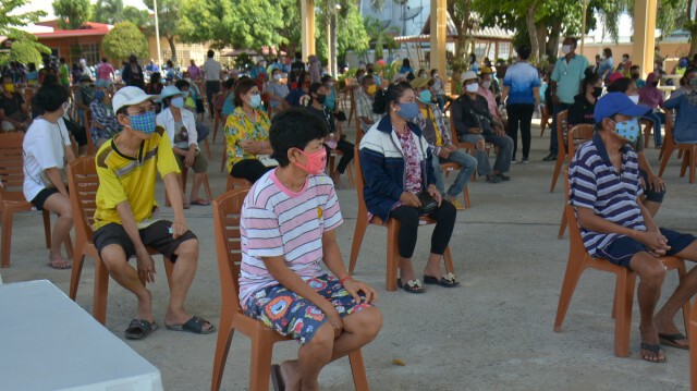 3 ส.ส.พรรคพลังประชารัฐ-ชาวตลาดสิงห์บุรี มอบข้าวสารช่วยผู้ได้รับผลกระทบจากโควิด-19