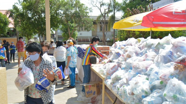 3 ส.ส.พรรคพลังประชารัฐ-ชาวตลาดสิงห์บุรี มอบข้าวสารช่วยผู้ได้รับผลกระทบจากโควิด-19