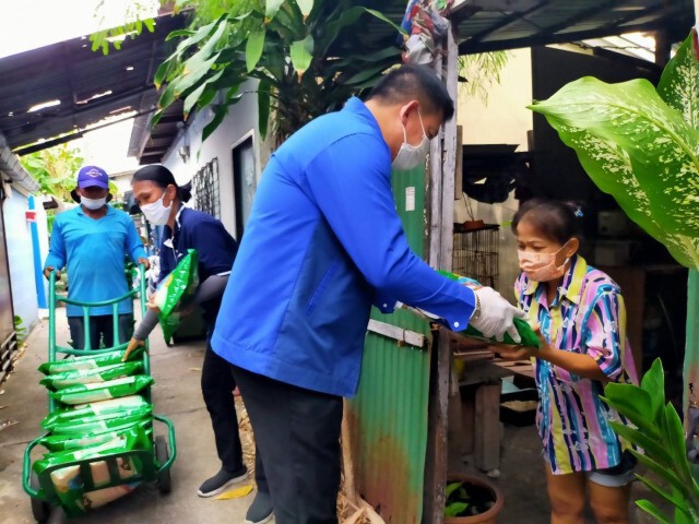 "สิระ" ไม่ท้อ! เดินหน้าเคาะประตูบ้านแจกข้าวสาร ลั่นขอทำหน้าที่ให้สมกับเงินเดือน