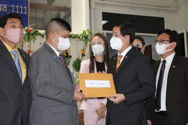 ตัวแทนฝ่านค้าน ยื่นหนังสือ ขอเปิดประชุมสภาฯวิสามัญ