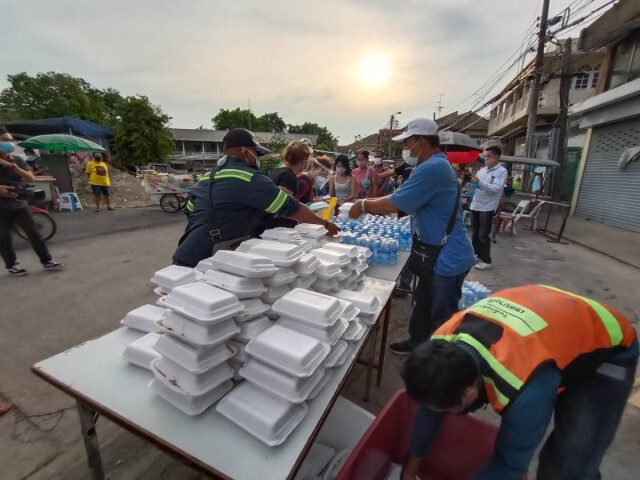 ประธานบริษัทเอ็มวีฯแจกข้าวกล่องชุมชนหัวรถจักรตึกแดง