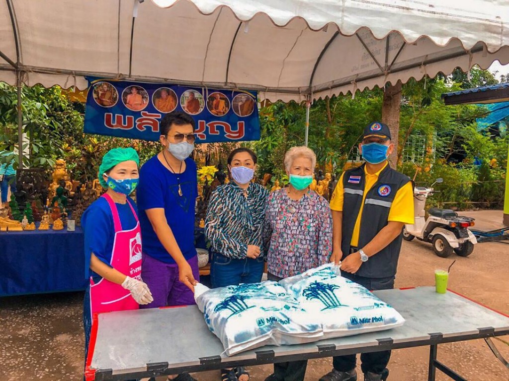 พลังบุญ ทหารมอบสิ่งของและอาหารจากโรงทานแจกประชาชนที่เดือดร้อน จ.เลย