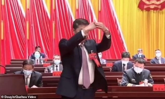 ปลอดภัยแถมเท่!! จีนเว้นระยะไม่สัมผัสมือใช้ทักทายแบบ "ราชวงศ์ฮั่น" ช่วงโควิด-19 ระบาด