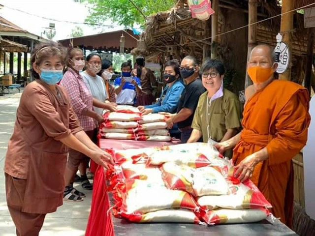 วัดโพธิ์​เก้าต้น - ชาวตลาดย้อนยุค แจกข้าวสารอาหาร