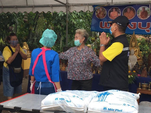 พลังบุญ ทหารมอบสิ่งของและอาหารจากโรงทานแจกประชาชนที่เดือดร้อน จ.เลย