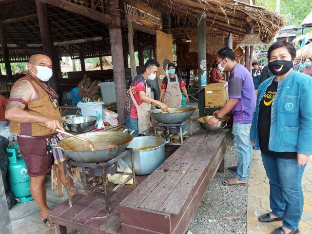 วัดโพธิ์​เก้าต้น - ชาวตลาดย้อนยุค แจกข้าวสารอาหาร