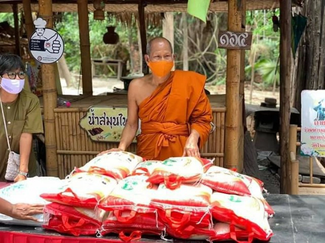 วัดโพธิ์​เก้าต้น - ชาวตลาดย้อนยุค แจกข้าวสารอาหาร