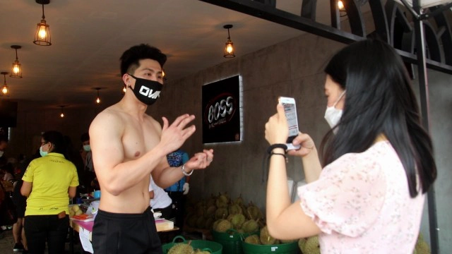 แซ่บไม่หยุด!!! หนุ่มหล่อล่ำไลฟ์สดขายทุเรียน ดีกรีนายแบบโลก