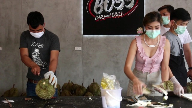 แซ่บไม่หยุด!!! หนุ่มหล่อล่ำไลฟ์สดขายทุเรียน ดีกรีนายแบบโลก