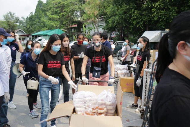 "ทยา" นำทีมลุยตรวจวัดอุณหภูมิตามบ้าน พร้อมแจกปรอทวัดไข้ ยาสามัญประจำบ้าน ถุงยังชีพ