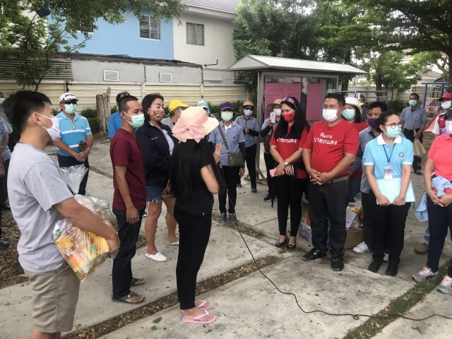 ชาวบ้านคลองสามให้กำลังใจผู้ป่วยโควิด-19 รักษาตัวหายเดินทางกลับบ้านแล้ว
