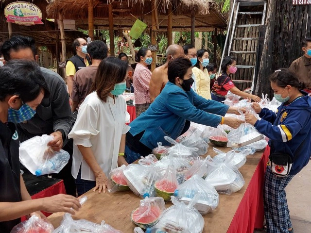 วัดโพธิ์​เก้าต้น - ชาวตลาดย้อนยุค แจกข้าวสารอาหาร