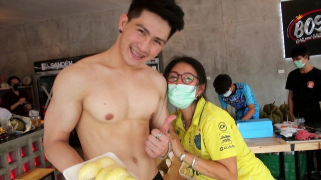 แซ่บไม่หยุด!!! หนุ่มหล่อล่ำไลฟ์สดขายทุเรียน ดีกรีนายแบบโลก