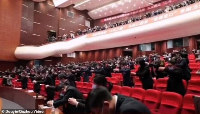 ปลอดภัยแถมเท่!! จีนเว้นระยะไม่สัมผัสมือใช้ทักทายแบบ "ราชวงศ์ฮั่น" ช่วงโควิด-19 ระบาด