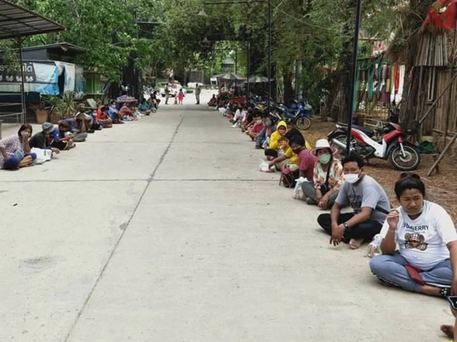 วัดโพธิ์​เก้าต้น - ชาวตลาดย้อนยุค แจกข้าวสารอาหาร