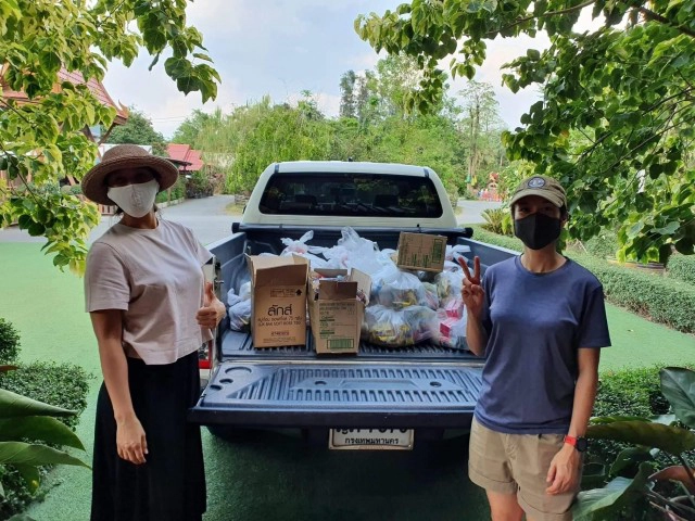 "ส​ราวุธ​  ลูก​บ้านใหญ่" อดีตนักมวยชื่อดังและทีมงานแจกของให้ผู้กระทบโควิด19 ย่านนวลจันทร์