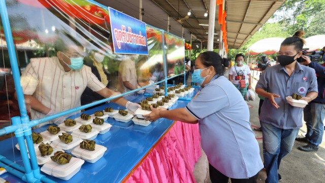 ตั้งโรงทานช่วยชาวบ้านเดือดร้อนพิษโควิด-19 ตามพระดำริสมเด็จพระสังฆราช