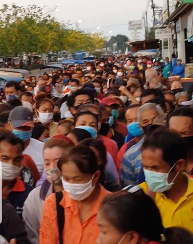 ห่วง "คนขอนแก่น" แถวยาว 2 กม. รับแจกของ แจกเงิน