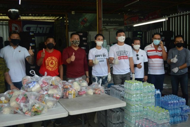 ชาวบางพลีแจกอาหารและถุงยังชีพ บรรเทาทุกข์ สู้ COVID-19
