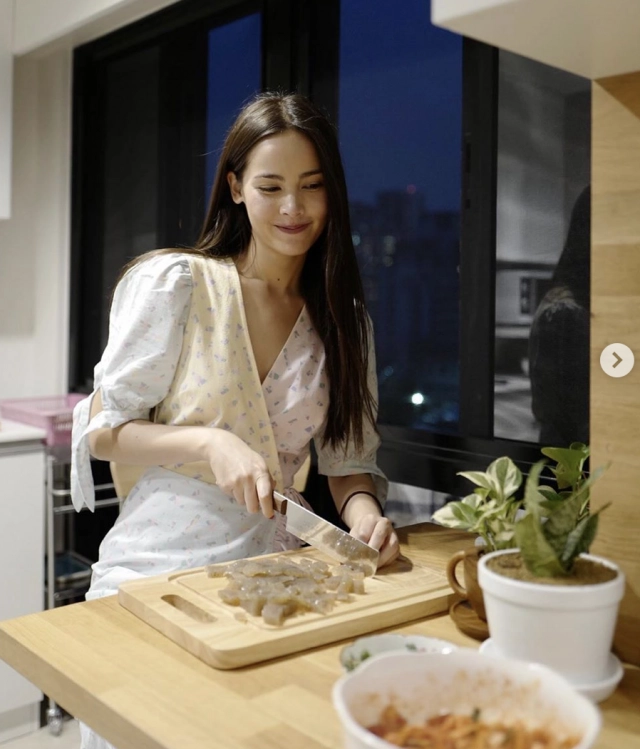 "ญาญ่า อุรัสยา" กับต้นไม้ฟอกอากาศในบ้าน