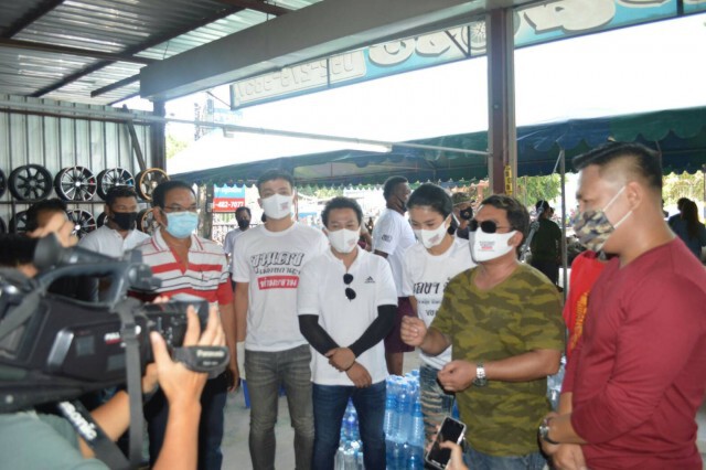 ชาวบางพลีแจกอาหารและถุงยังชีพ บรรเทาทุกข์ สู้ COVID-19