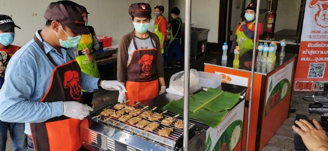 "หมูปิ้ง อร่อยจุงเบย" น้ำใจ...เพื่อคนวงการมวย