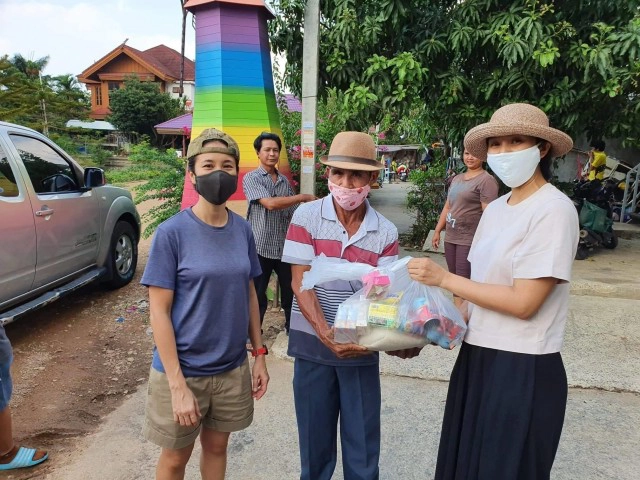 "ส​ราวุธ​  ลูก​บ้านใหญ่" อดีตนักมวยชื่อดังและทีมงานแจกของให้ผู้กระทบโควิด19 ย่านนวลจันทร์