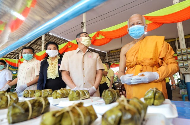 ตั้งโรงทานช่วยชาวบ้านเดือดร้อนพิษโควิด-19 ตามพระดำริสมเด็จพระสังฆราช