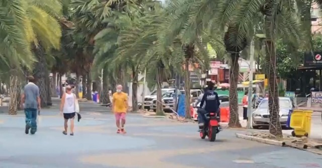 เปิดภาพ นทท.ไทย-เทศ​ ยังดื้อออกมานั่งตามชายหาดเมืองพัทยาไม่กลัวโควิด