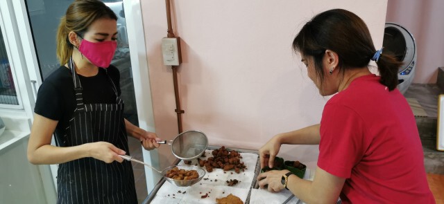 หมูทอดนางฟ้า ..... " เหนื่อยไม่กลัว แต่กลัวอด "