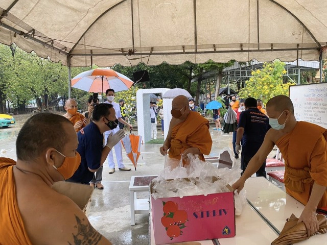 คณะสงฆ์ จ.ปทุมธานี มอบทุน-สิ่งของ โรงทานวัดคุณหญิงส้มจีน