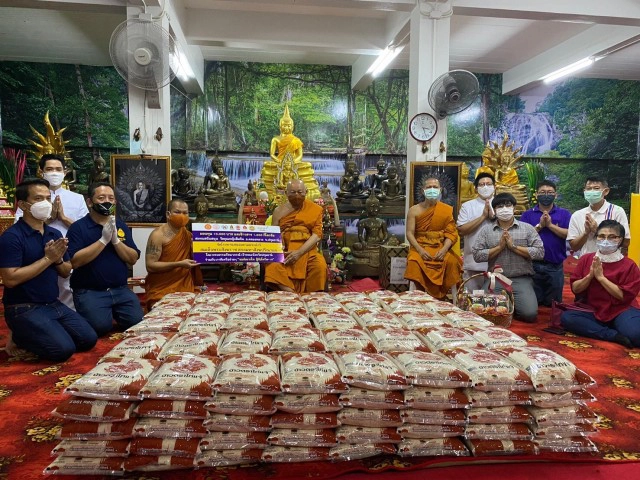 คณะสงฆ์ จ.ปทุมธานี มอบทุน-สิ่งของ โรงทานวัดคุณหญิงส้มจีน