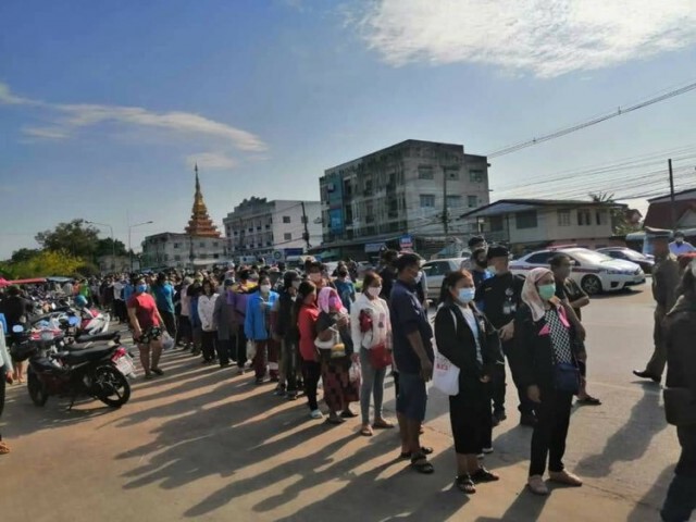 ห่วง "คนขอนแก่น" แถวยาว 2 กม. รับแจกของ แจกเงิน