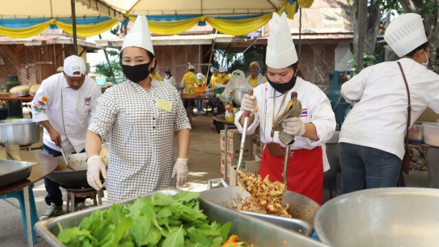 ตั้งโรงทานช่วยชาวบ้านเดือดร้อนพิษโควิด-19 ตามพระดำริสมเด็จพระสังฆราช