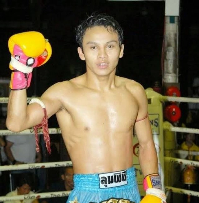 "ส​ราวุธ​  ลูก​บ้านใหญ่" อดีตนักมวยชื่อดังและทีมงานแจกของให้ผู้กระทบโควิด19 ย่านนวลจันทร์