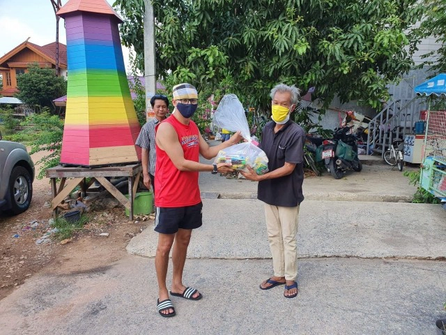 "ส​ราวุธ​  ลูก​บ้านใหญ่" อดีตนักมวยชื่อดังและทีมงานแจกของให้ผู้กระทบโควิด19 ย่านนวลจันทร์