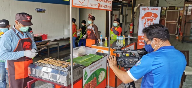 "หมูปิ้ง อร่อยจุงเบย" น้ำใจ...เพื่อคนวงการมวย